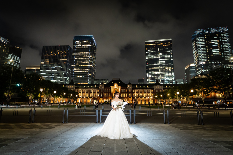 ライトアップされた東京駅を背景に