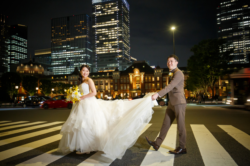 ドレスの裾を持ってのショット