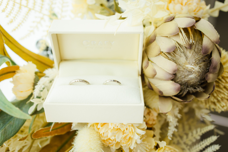 指輪の箱はお花に包まれて