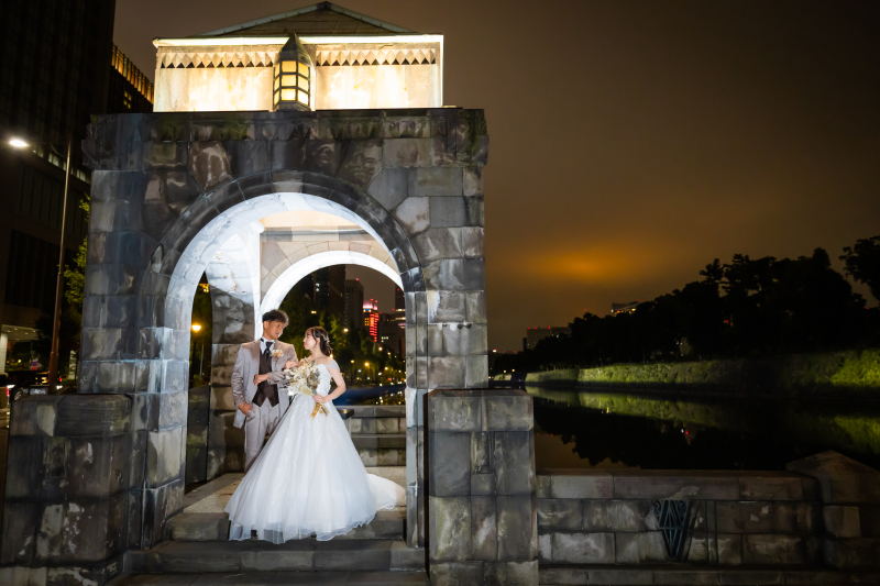 石造アーチと夜景背景