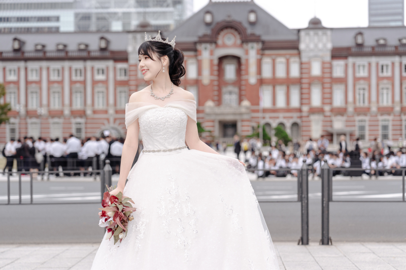 裾を整えて立つ凛とした姿勢