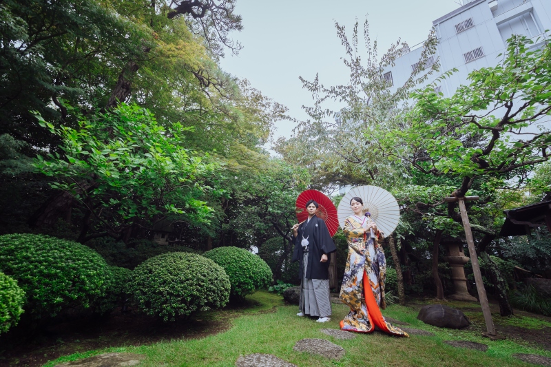 庭園植栽と番傘を含む背景