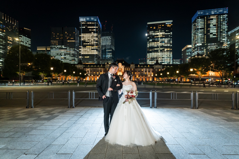 腕を組んでビシッとフォーマルショット。