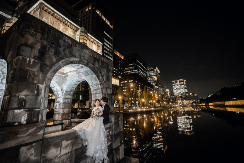 水面リフレクションとアーチを背景にした構図