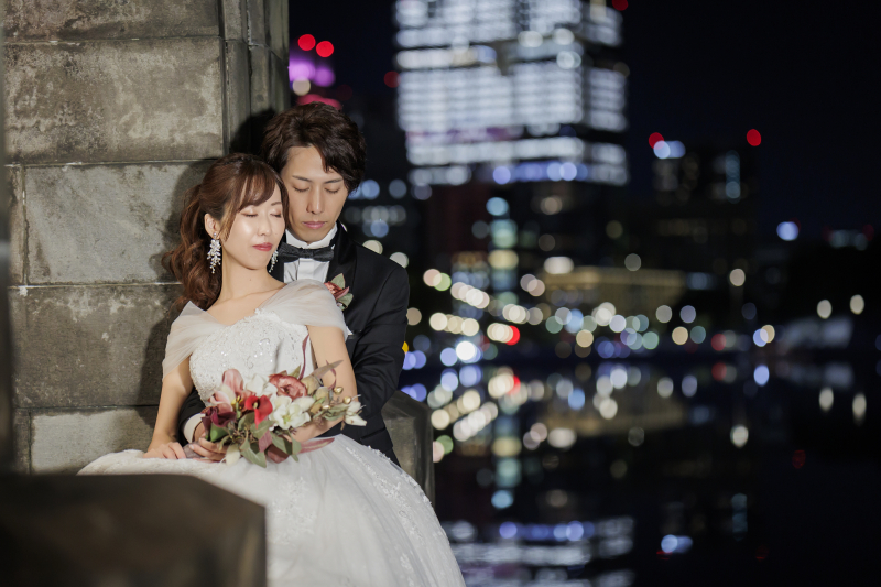 おでこをコツン♪ビルの灯りがお二人を演出。