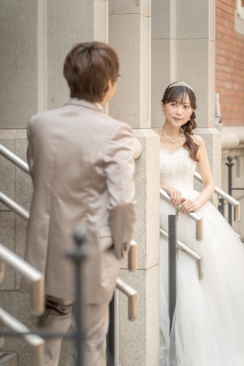 肩越しに交わすまっすぐな視線
