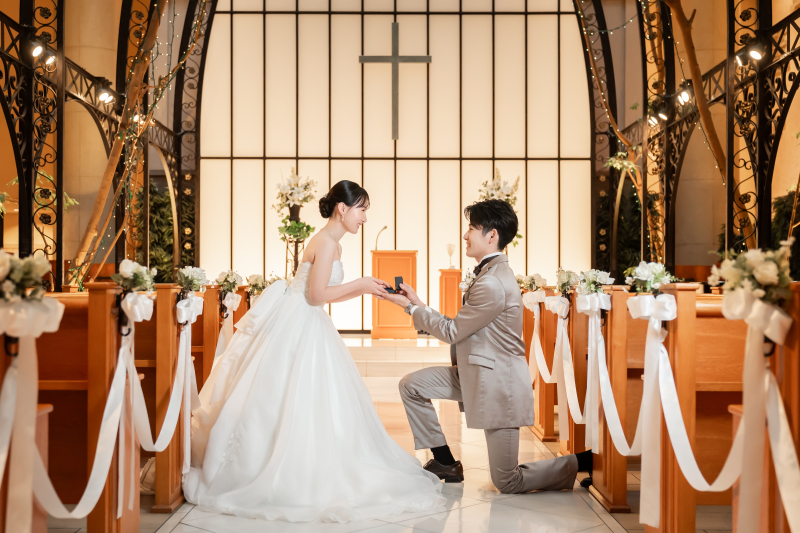 片膝をついてリングを差し出す新郎様