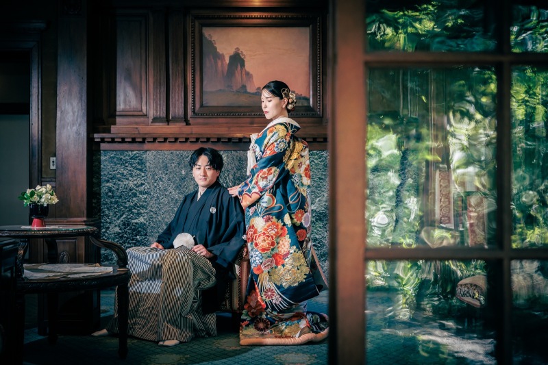 洋間に映える和装の華やかさ