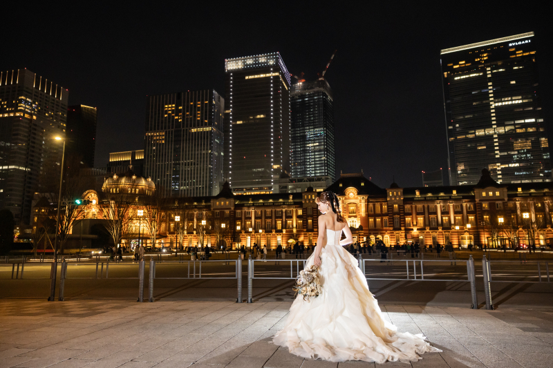 きらめく夜景とドレスの共演