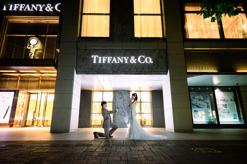 ブランドショップ前で