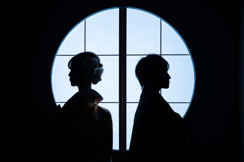 月夜みたいな二人のシルエット