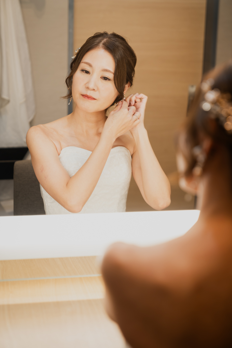 ふわりと頬に触れる鏡越しの仕草