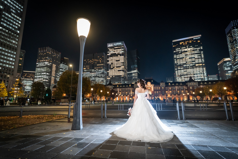 夜の広場に広がるトレーン