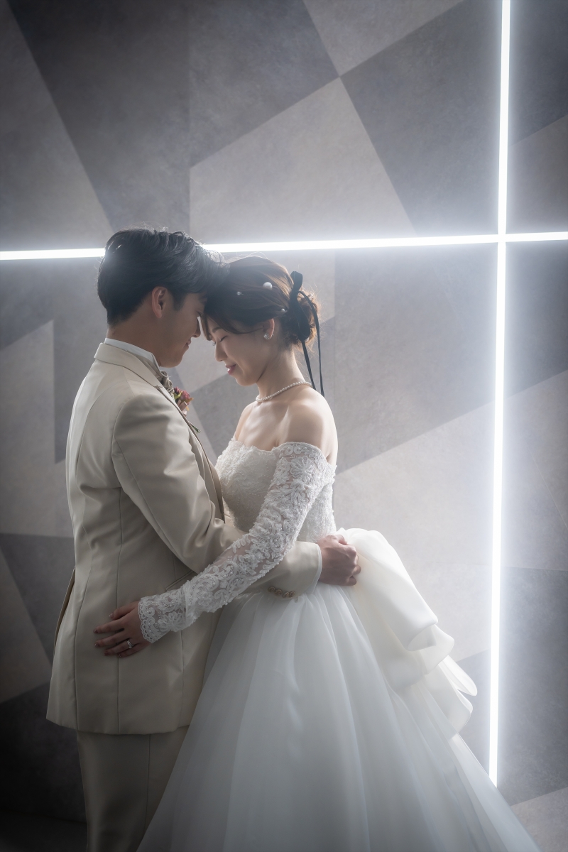 額を近づけ合うふたりの柔らかな輪郭