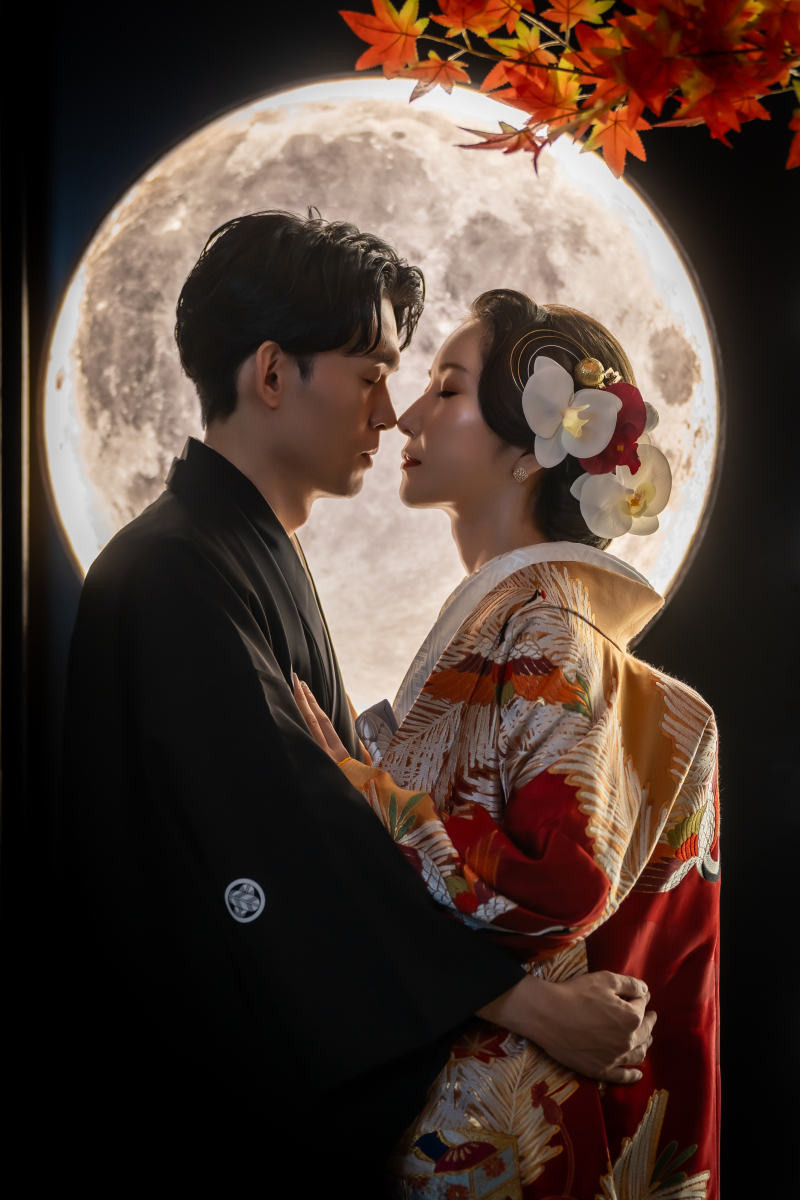 秋を感じさせる月と紅葉