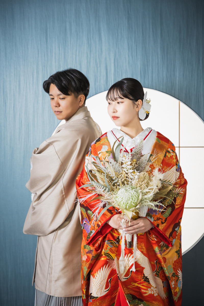 背中合わせに凛と立つふたりの静けさ