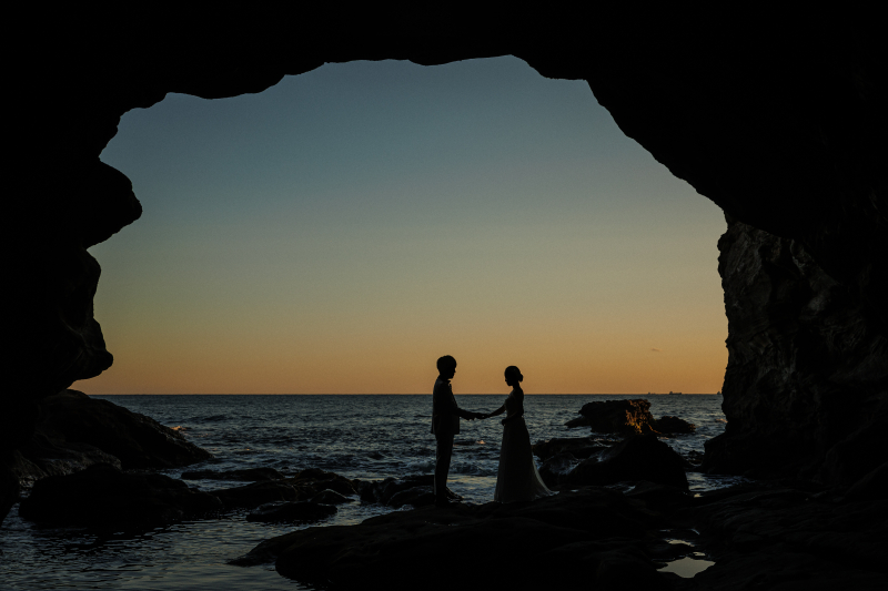 洞窟の縁に浮かぶ夕暮れのシルエット