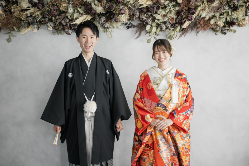 ドライフラワーの下で弾けるような笑顔を見せる和装