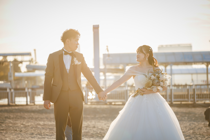 逆光の中の白いドレスと笑顔