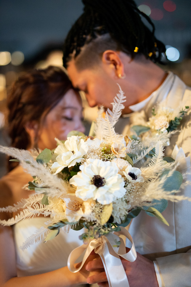 ブーケの後ろで…