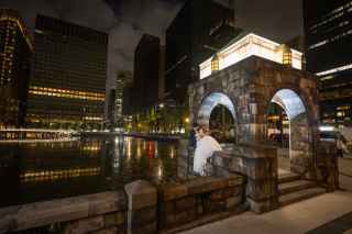夜の丸の内を舞台にした、非日常を楽しむ大人のロケーションフォト