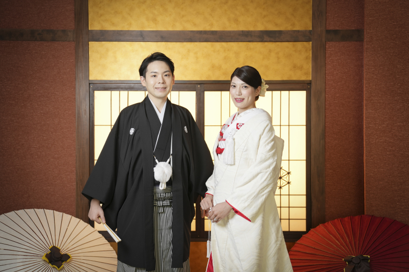 和室背景の立ち姿から