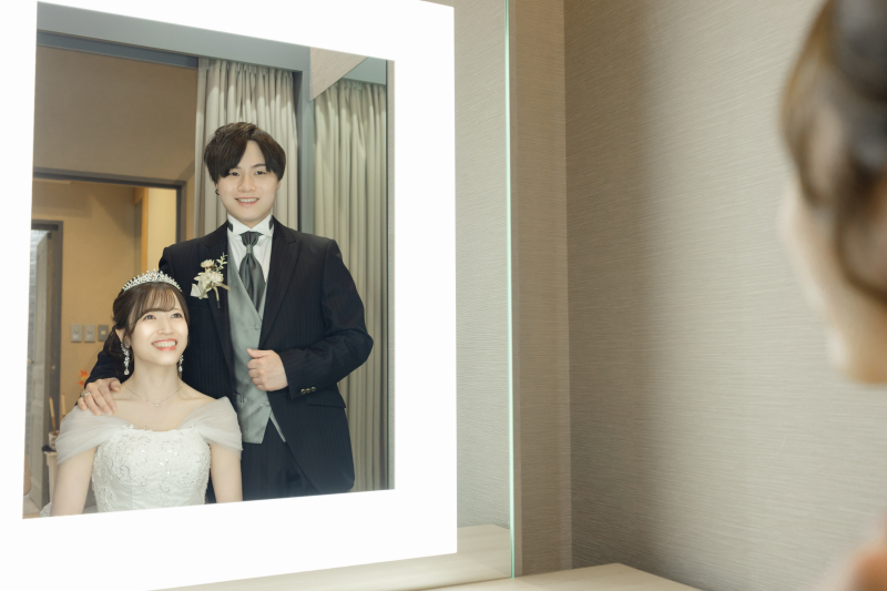 鏡前での新郎新婦様ツーショット