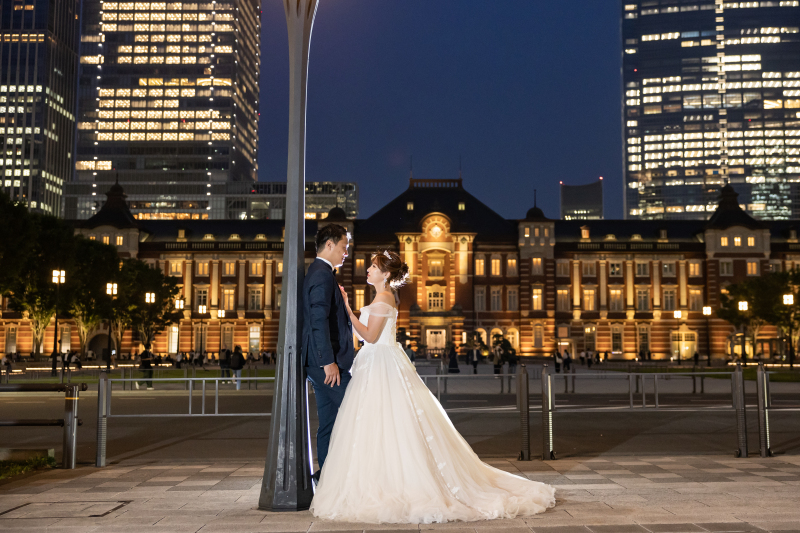 東京駅舎を背景に