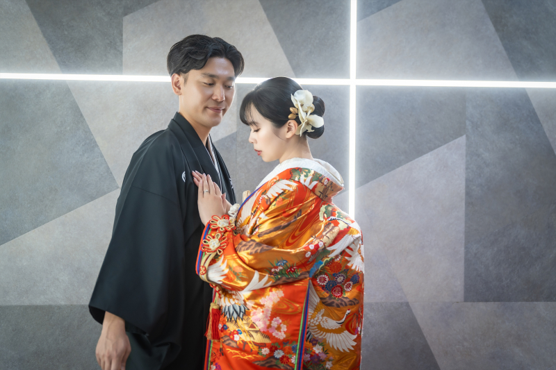 胸元に手を添えた真剣な眼差し