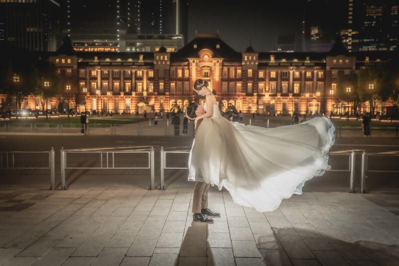 大きくなびくドレスと夜の東京駅