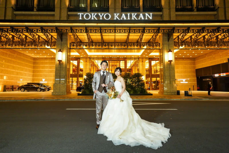 腕を組みカメラ目線で