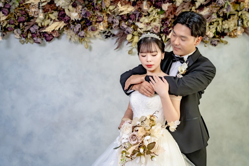 花の下でそっと目を閉じた