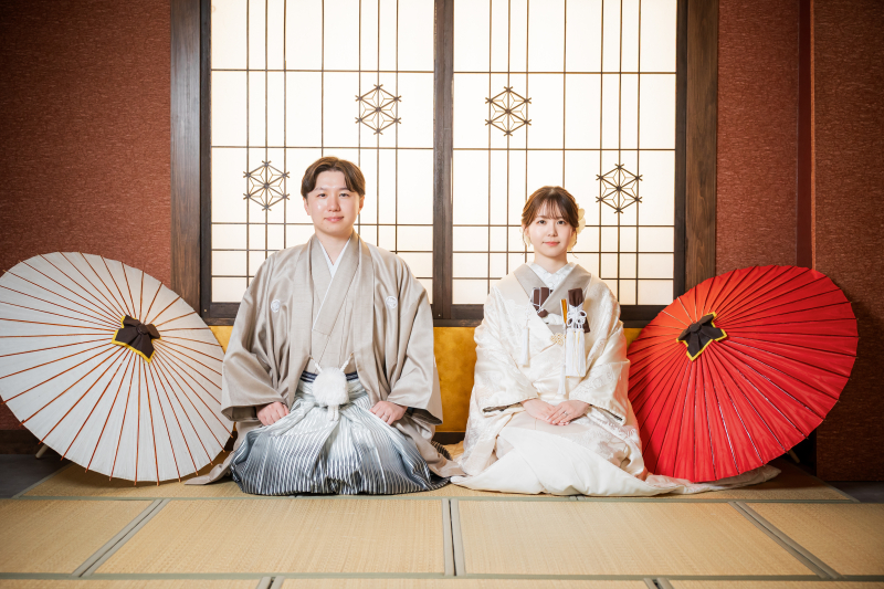 畳の間で寄り添って