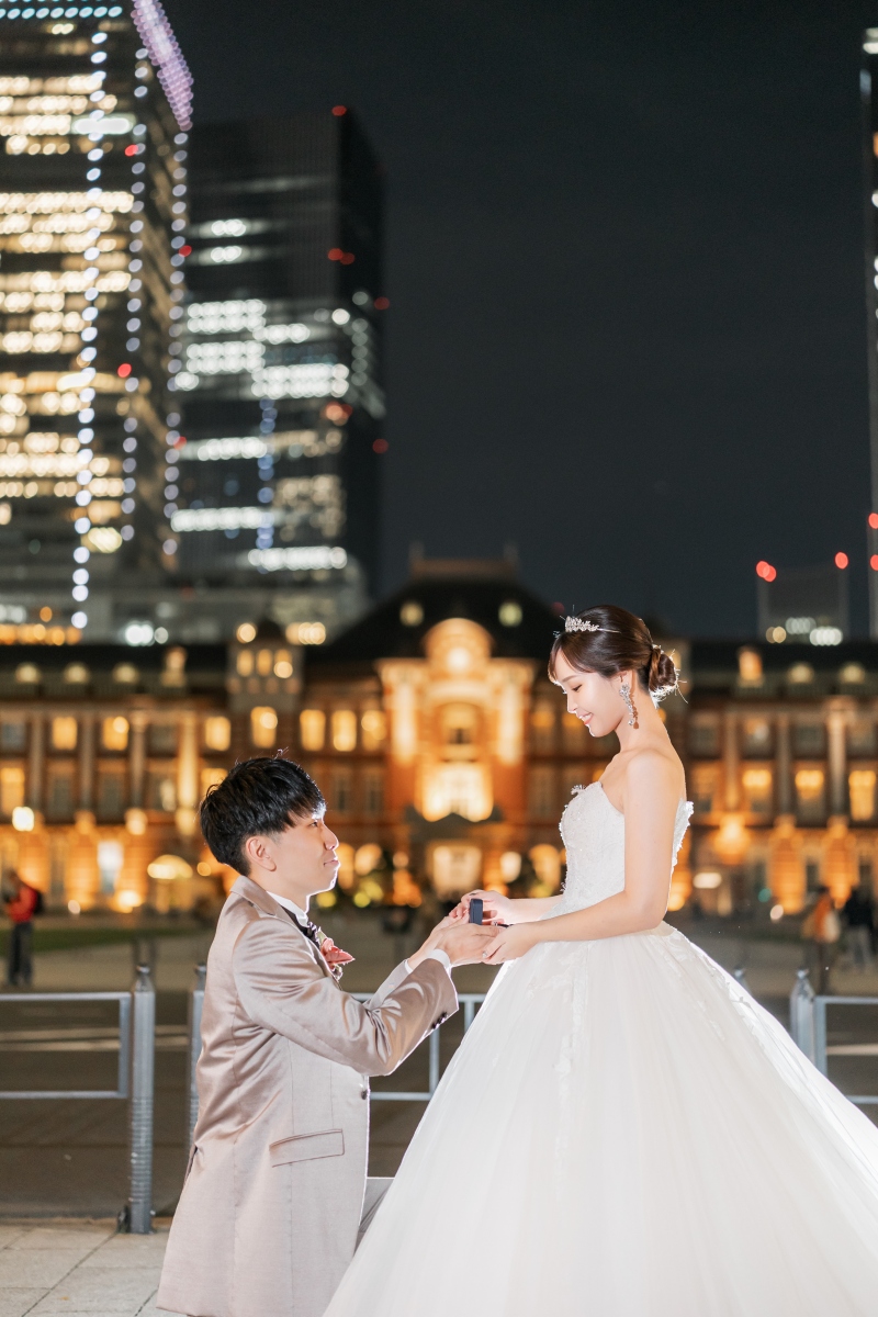 片膝をつきリングを差し出す新郎様と驚く新婦様