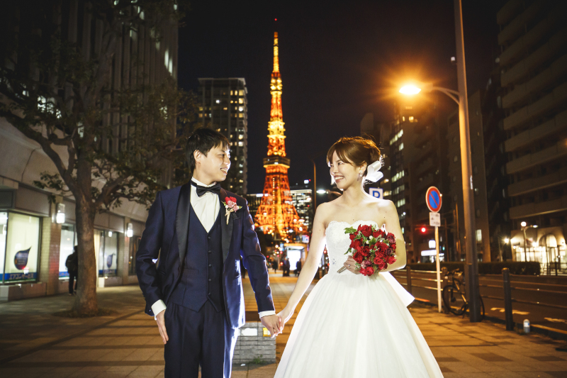 笑顔で歩く二人