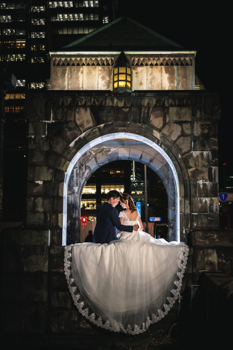 アーチの光の中で顔を寄せる二人の静けさ