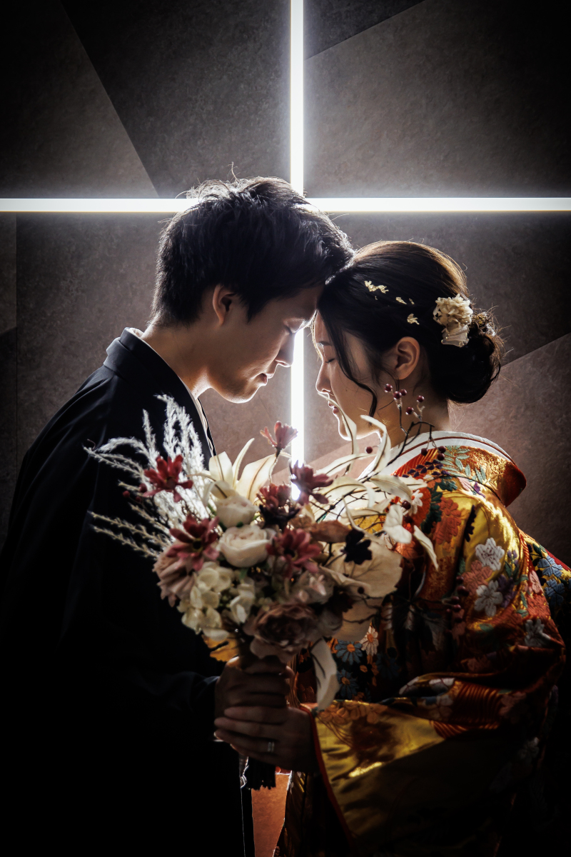 おでこをコツン♡お洒落な十字のLED。