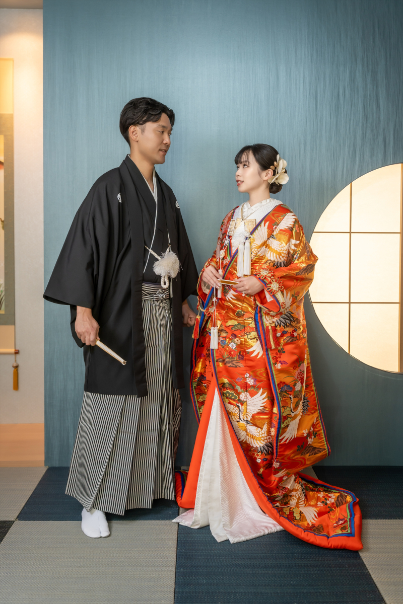 扇子を手に色打掛との向かい合い