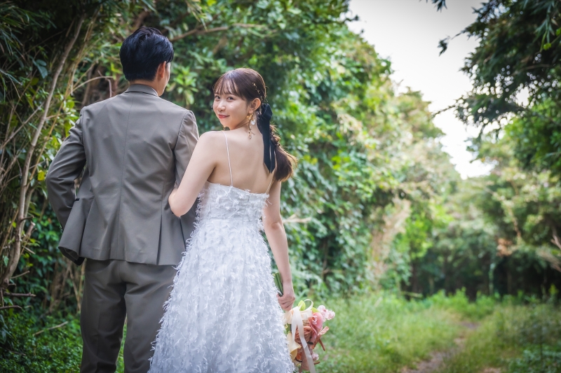 振り返る新婦様と前を向く新郎様