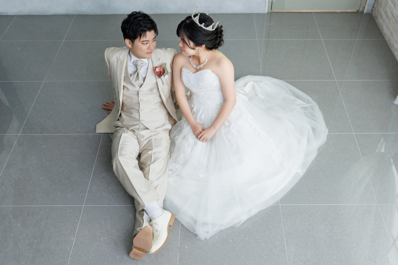 床に腰を下ろし視線を交わす