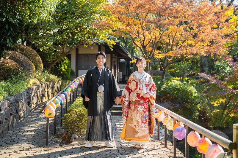 提灯が彩る石畳を二人で渡る