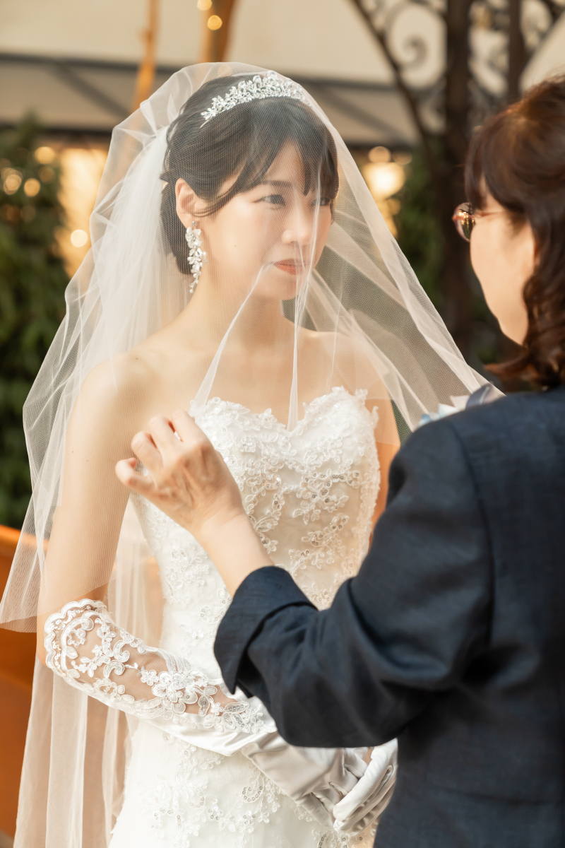 ベール越しに視線を交わす新婦様