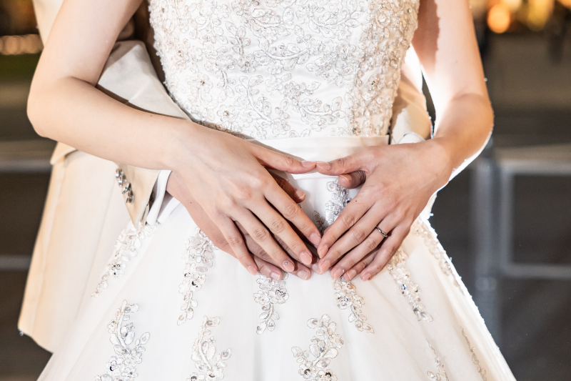 手を重ね合わせて