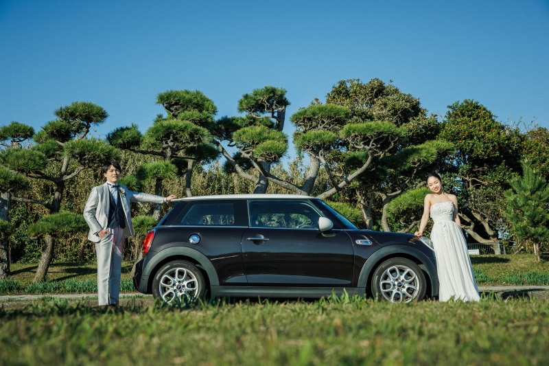 MINIを挟んでふたり、なんかおしゃれ