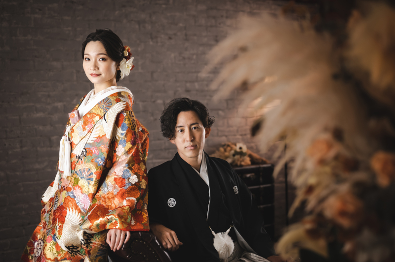 ソファーに腰掛け