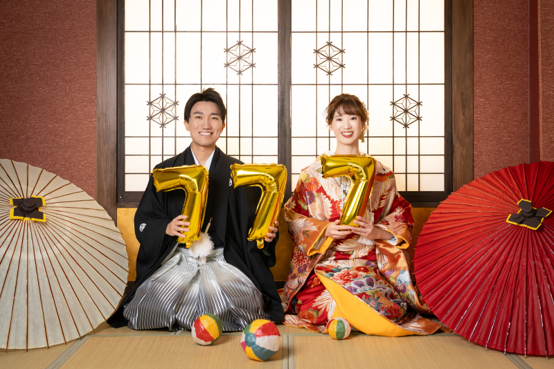 金のバルーンが弾ける記念の瞬間