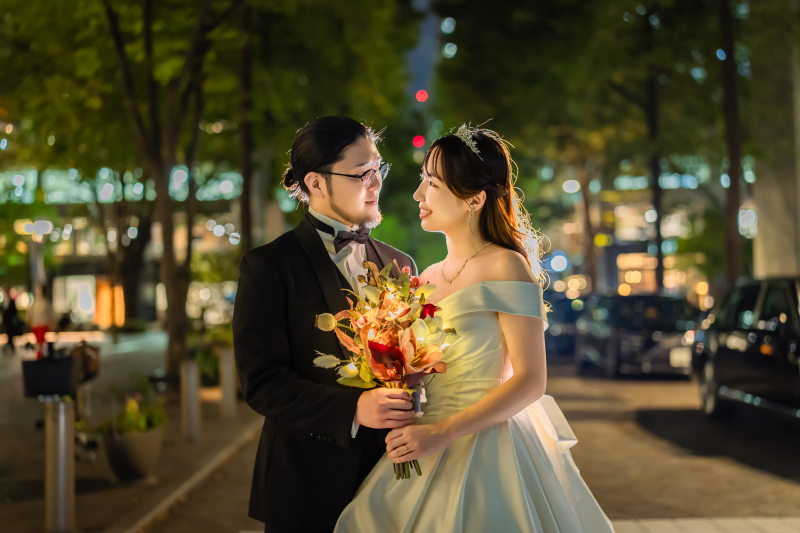 街路の光で色づく夜風