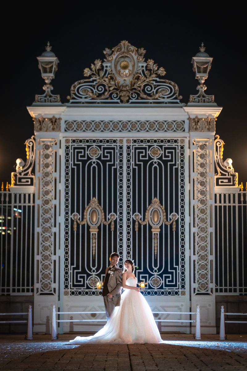 荘厳な門を背に凛と立つ