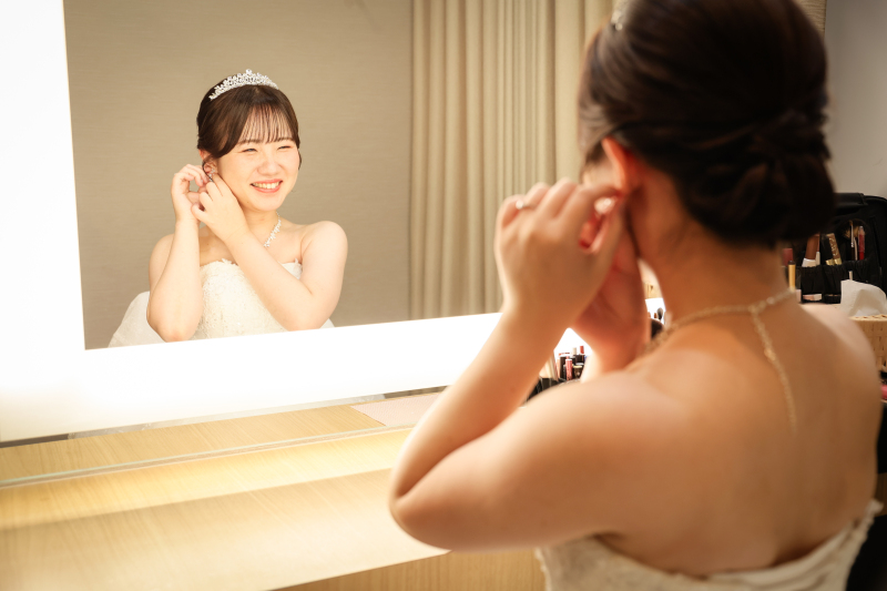 鏡の前で耳元きらりな花嫁時間