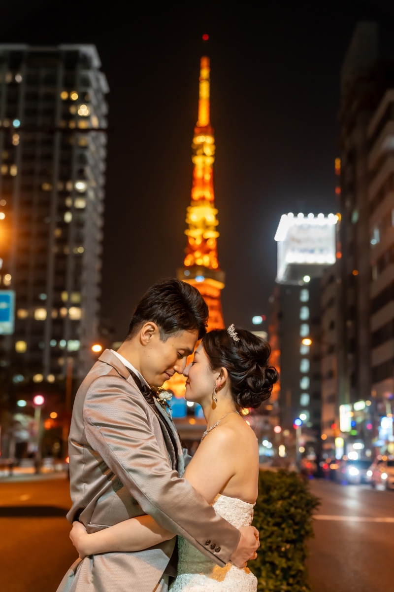 タワーの下で額を寄せ合う二人